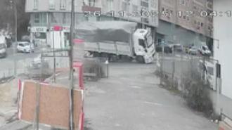 Virajı alamayan kamyon böyle devrildi! Aşırı yük...