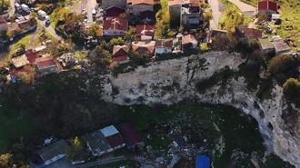 İstanbul'un uçurum mahallesi'nde şaşırtan hayat: Altı kaya, depreme dayanıklı