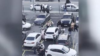 Kartal Anadolu Adliyesi önünde iki aile arasında yumruk yumruğa kavga! Anbean kamerada