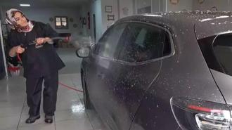 Oto yıkamacılığına kadın eli değdi! Hülya hanım ve ekibi, araçları pırıl pırıl yapıyor