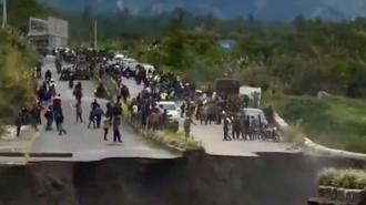 Dört şeritli yol çöktü! Dev çukur oluştu, araçlar son anda kurtuldu