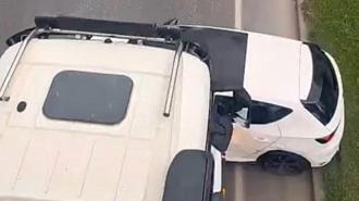 Önüne aldığı otomobili metrelerce sürükledi! Hafriyat kamyonu...