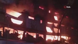 Pakistan’da yangın çıkan fabrika binası çöktü