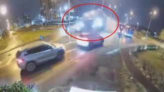 Romanya'da kavşağa çarparak havalanan araç, iki aracın üzerinden uçtu