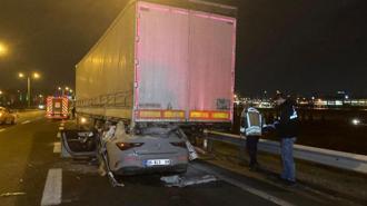 Ankara'da otomobil, TIR'a arkadan çarptı: 2 ölü, 1 yaralı