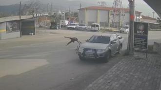 Ciple çarpışan motosikletin sürücüsü metrelerce savruldu