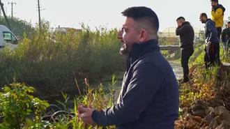 Kanala uçan cipte ölen eşinin cenazesinin çıkarılmasını gözyaşlarıyla izledi