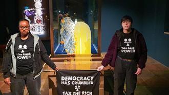 İngiltere karıştı! Kraliyet tacına muhallebili şok saldırı