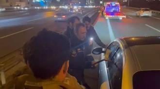 TEM Otoyolu'nda uyuyakalan sürücüye ulaşmak için aracın camını baltayla kırdılar
