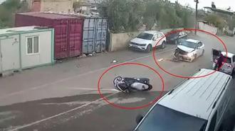 Otomobille çarpışan motosiklet sürücüsü havada taklalar attı