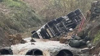 Sarıyer'de yolun çökmesi sonucu pikap ile kamyonet dereye düştü