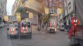 Esenler'de kamyonetin çarptığı ağaç devrildi