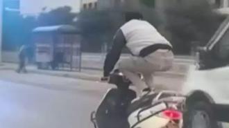Motosikleti sürmeye çömelerek başladı, yatarak devam etti