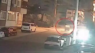 Hatay'da konteyner fırtına nedeniyle savruldu, iki aracın arasında durdu