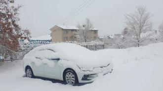 Başkale'de araçlar kara gömüldü: 11 yerleşim yerinin yolu ulaşıma kapandı