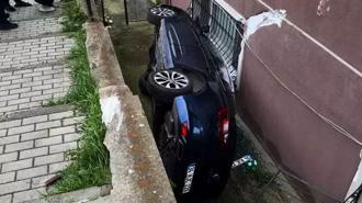 Kontrolden çıkan otomobil sitenin bahçesine uçtu