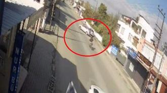 Dönüş yapmak isteyen otomobile ok gibi saplandı! Motosiklet sürücüsü...