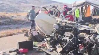 Malatya’da feci kaza! Hafif ticari araç TIR’a arkadan çarptı: 3 ölü