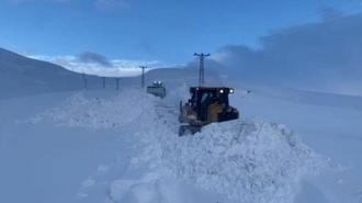 Şırnak'ta kar esareti! Kar kalınlığı 1 metreyi aştı