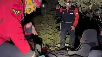 Adana'da korku dolu gece! Dağda mahsur kalan 3 arkadaşın kurtarılma anları kamerada