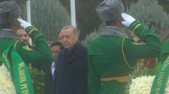 Erdoğan, Türkmenistan'da Tarafsızlık Anıtı'na çelenk koyma törenine katıldı