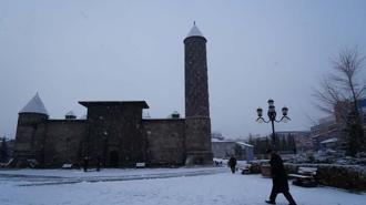 Erzurum'da kar yağışı etkili oluyor