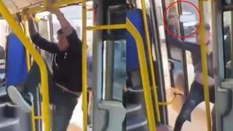 Otobüsteki dehşet anları kamerada! Tartıştığı kişiye satırla saldırdı