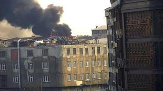 Sultangazi&#x27;de can pazarı: Alevler binayı sardı, 1 kişi camdan atlayıp yaralandı