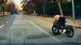 Arabanın altında kalmaktan son anda kurtuldu! Dengesi kaybolunca...