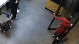 Tüm işlemlerini yaptırdı, 'kartımı arabada unuttum' deyip kaçtı! Kuaför dolandırıcılığı kamerada