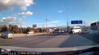 Öğrenci servis minibüsüyle otomobilin çarpıştığı kazada 8 kişi yaralandı