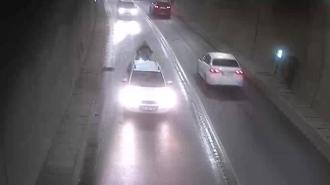 Tünelde bir anda duran otomobile motosiklet çarptı