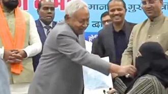 Atama töreninde skandal görüntü! Başbakan, sahnede doktorun peçesini indirmeye çalıştı: 'Bu ne?'