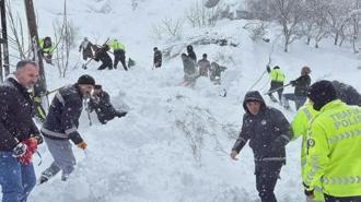 Düşen çığın altında kalan kadın için arama çalışmaları başlatıldı