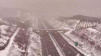 Kuzey Marmara Otoyolu'nda kar yağışı havadan görüntülendi