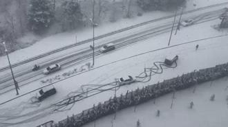 Eyüpsultan'da kar yağışı; araçlar yolda kaldı