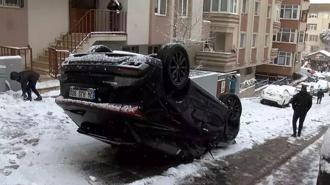 Ümraniye’de faciadan dönüldü! Buzlanan yolda kayan otomobil takla attı