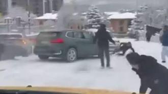 Bursa’da korkutan anlar! Kontrolden çıkan otomobil vatandaşların arasına daldı