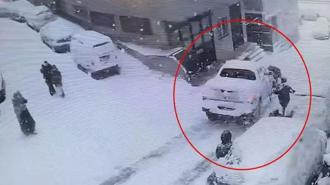 Kağıthane’de yokuştan kayan kamyonet kartopu oynayan çocuklara çarptı