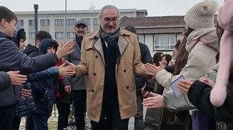 İnegöl’de duygulandıran anlar! 40 yıl sonra son ders: Öğretmene gözyaşlarıyla veda ettiler