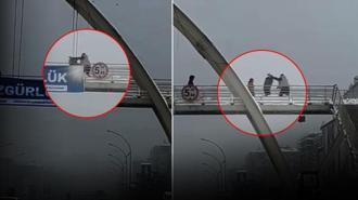 İnsanlık dışı görüntüler! Üst geçitteki şahıs çocukları öldüresiye dövdü