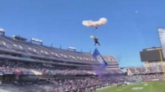 ABD'deki Amerikan futbolu maçı öncesinde bir paraşütçü tribüne çakıldı