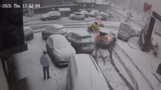 Kağıthane’de karlı yolda kayıp 5 araca çarptı; motokurye ölümden döndü