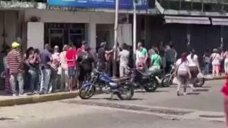 ABD saldırıları sonrası sokaklarda panik! Venezuelalılar marketlere akın ediyor