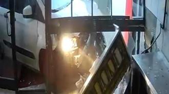 Dönercide korku dolu anlar! Lavaş getiren araç dükkana daldı