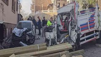 İstanbul Beykoz'da feci kaza! Kamyon dükkana girdi: 1'i turist 2 ölü