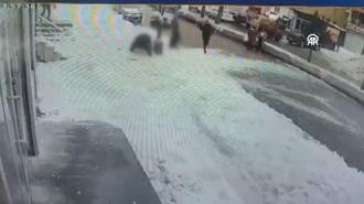 Çatıdan düşen kar ve buz kütlesinin altında kalan kadın hayatını kaybetti