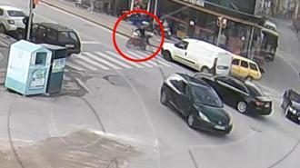 Kaza böyle geldi! Yaya geçidini kullanan motosikletli...