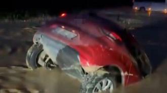 Otomobil bataklığa saplandı, sürücü son anda kurtuldu