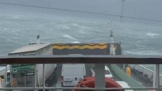 Yalova'dan Eskihisar'a gitmek için yola çıkan arabalı feribot fırtınaya yakalandı